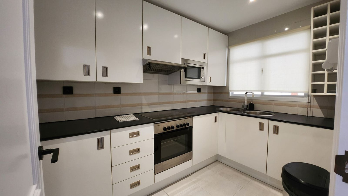 Apartamento reformado con terraza amplia en Nueva Andalucía – Cerca del mar, golf y servicios