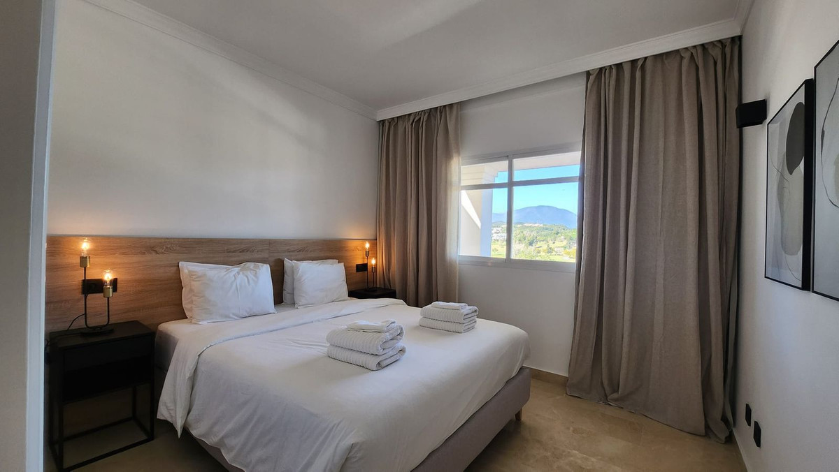 Apartamento reformado con terraza amplia en Nueva Andalucía – Cerca del mar, golf y servicios