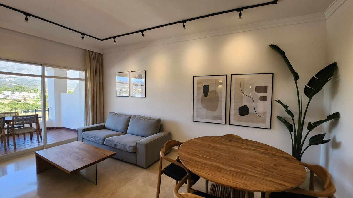 Apartamento reformado con terraza amplia en Nueva Andalucía – Cerca del mar, golf y servicios