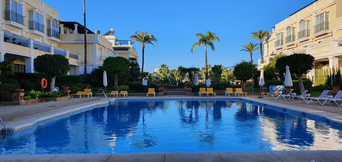 Apartamento reformado con terraza amplia en Nueva Andalucía – Cerca del mar, golf y servicios
