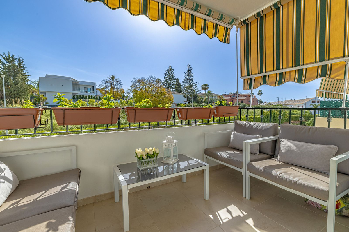 Apartamento reformado en Guadalmina Alta – 3 dormitorios, terrazas, piscina y excelente ubicación