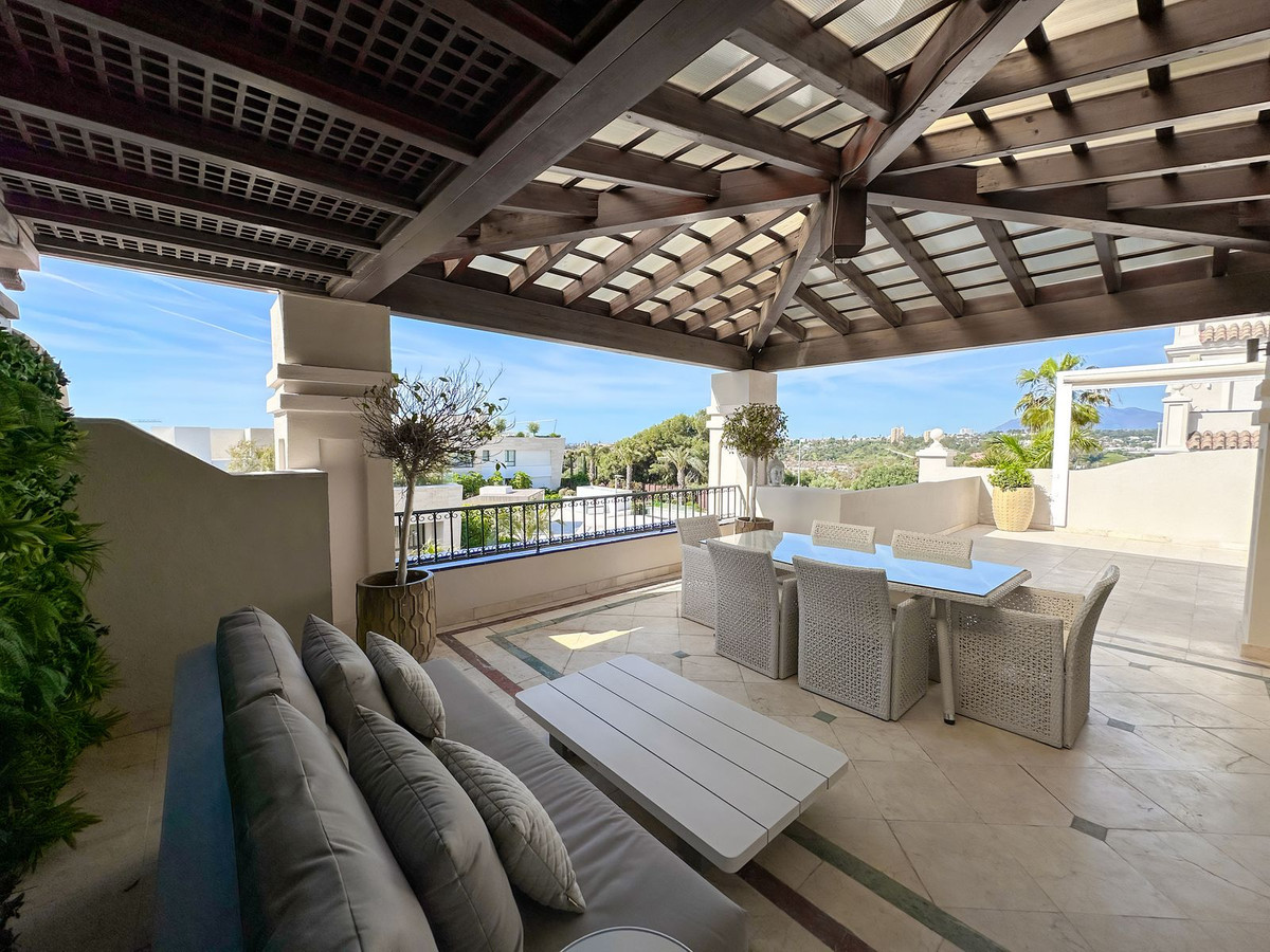 Penthouse duplex sur la Milla de Oro avec vue panoramique sur la mer – Opportunité d’investissement unique sous la valeur du marché