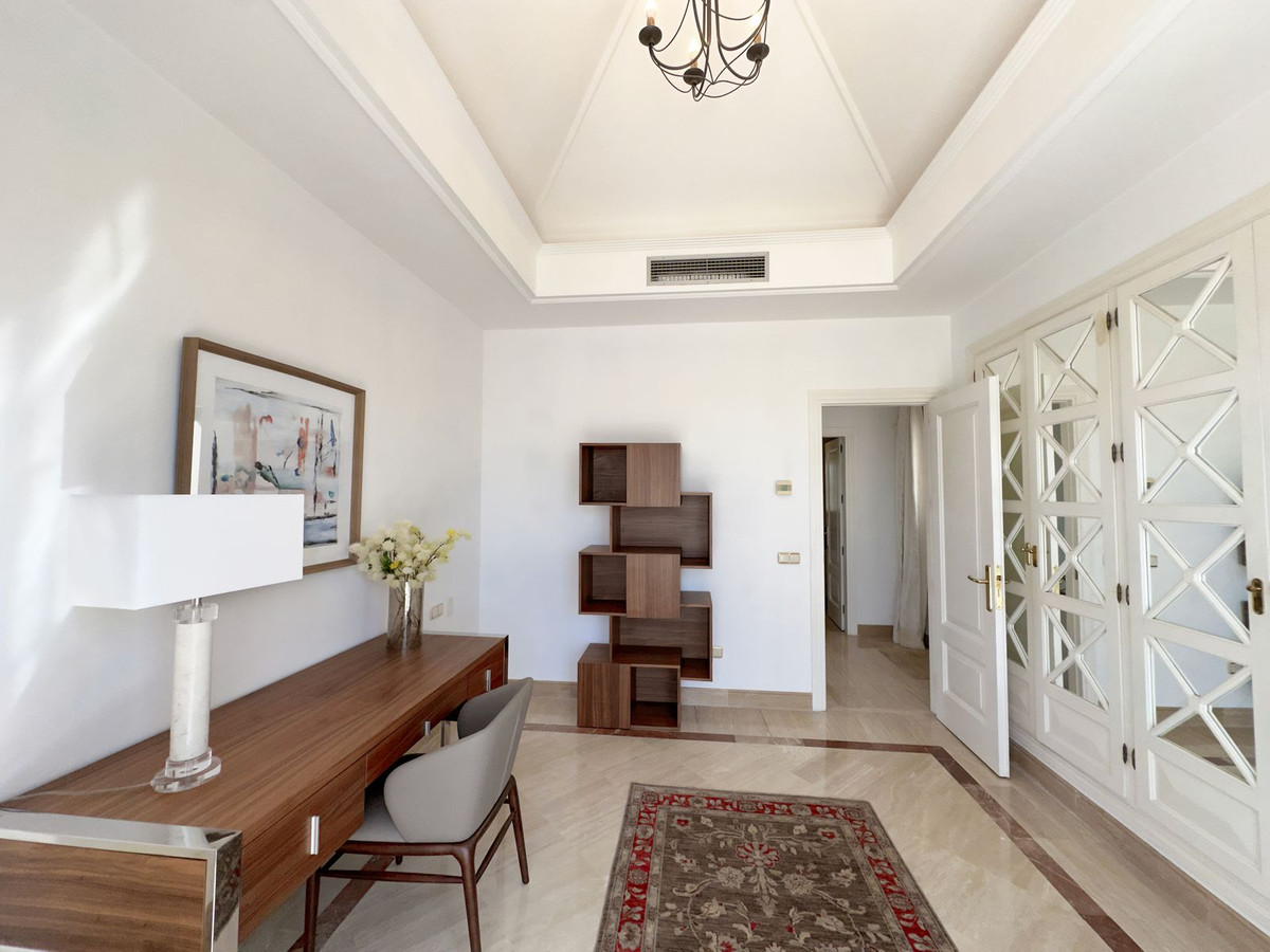 Penthouse duplex sur la Milla de Oro avec vue panoramique sur la mer – Opportunité d’investissement unique sous la valeur du marché