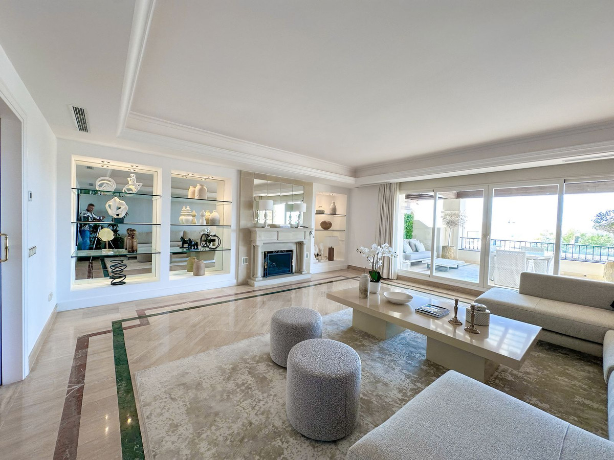Penthouse duplex sur la Milla de Oro avec vue panoramique sur la mer – Opportunité d’investissement unique sous la valeur du marché