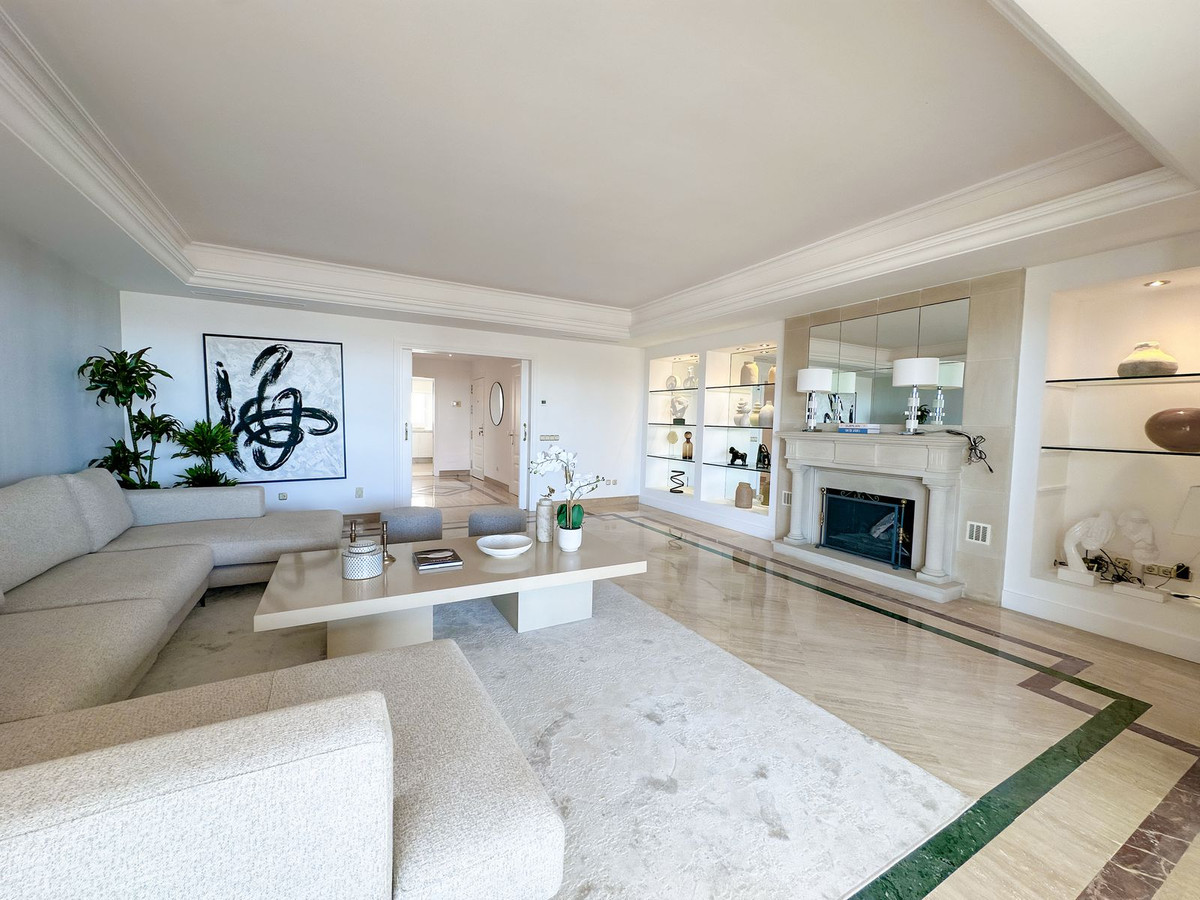 Penthouse duplex sur la Milla de Oro avec vue panoramique sur la mer – Opportunité d’investissement unique sous la valeur du marché