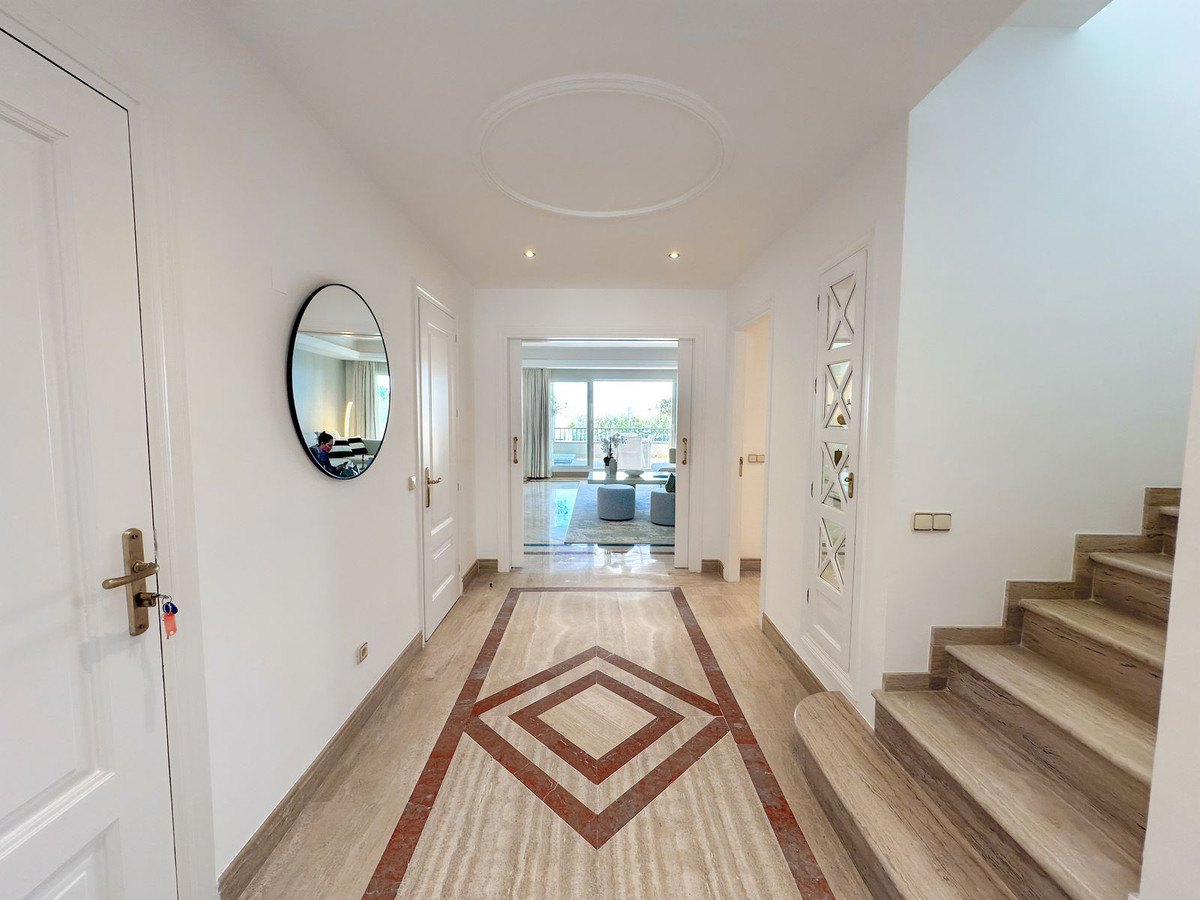 Penthouse duplex sur la Milla de Oro avec vue panoramique sur la mer – Opportunité d’investissement unique sous la valeur du marché