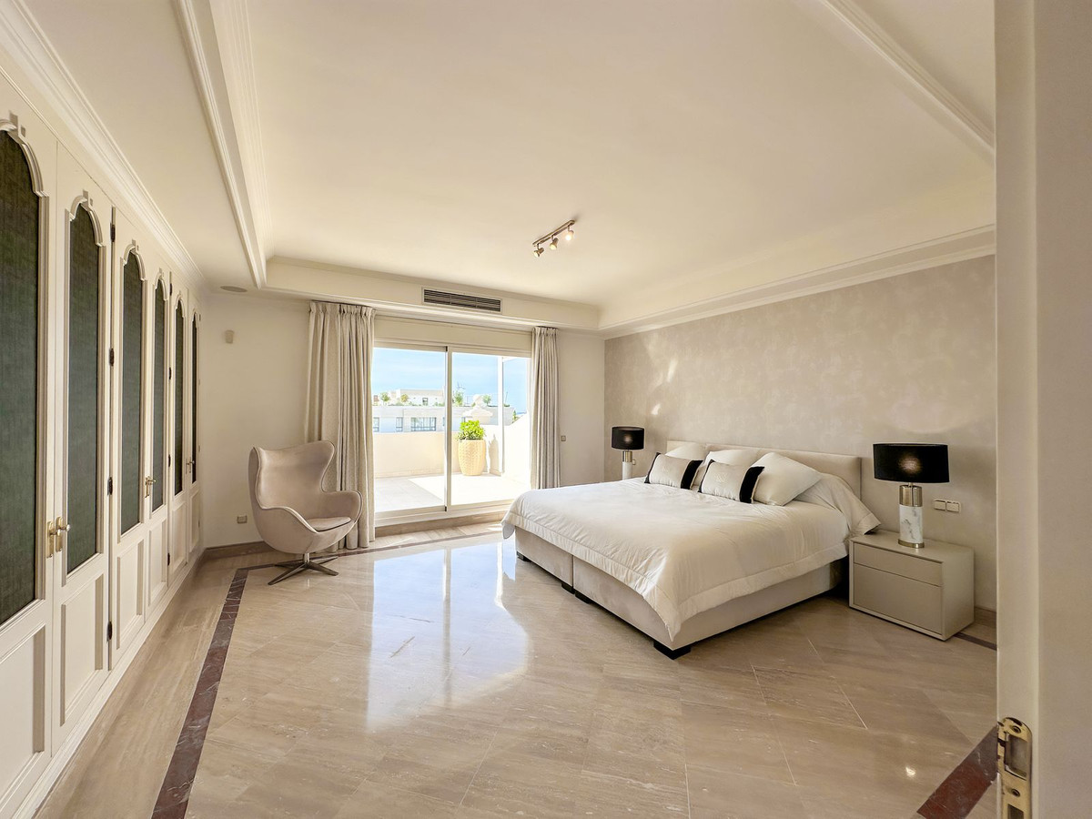 Penthouse duplex sur la Milla de Oro avec vue panoramique sur la mer – Opportunité d’investissement unique sous la valeur du marché
