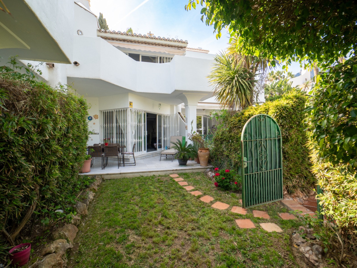 Encantadora casa adosada con jardín privado en Sierra Blanca – Elegancia, privacidad y confort con acceso directo a la piscina
