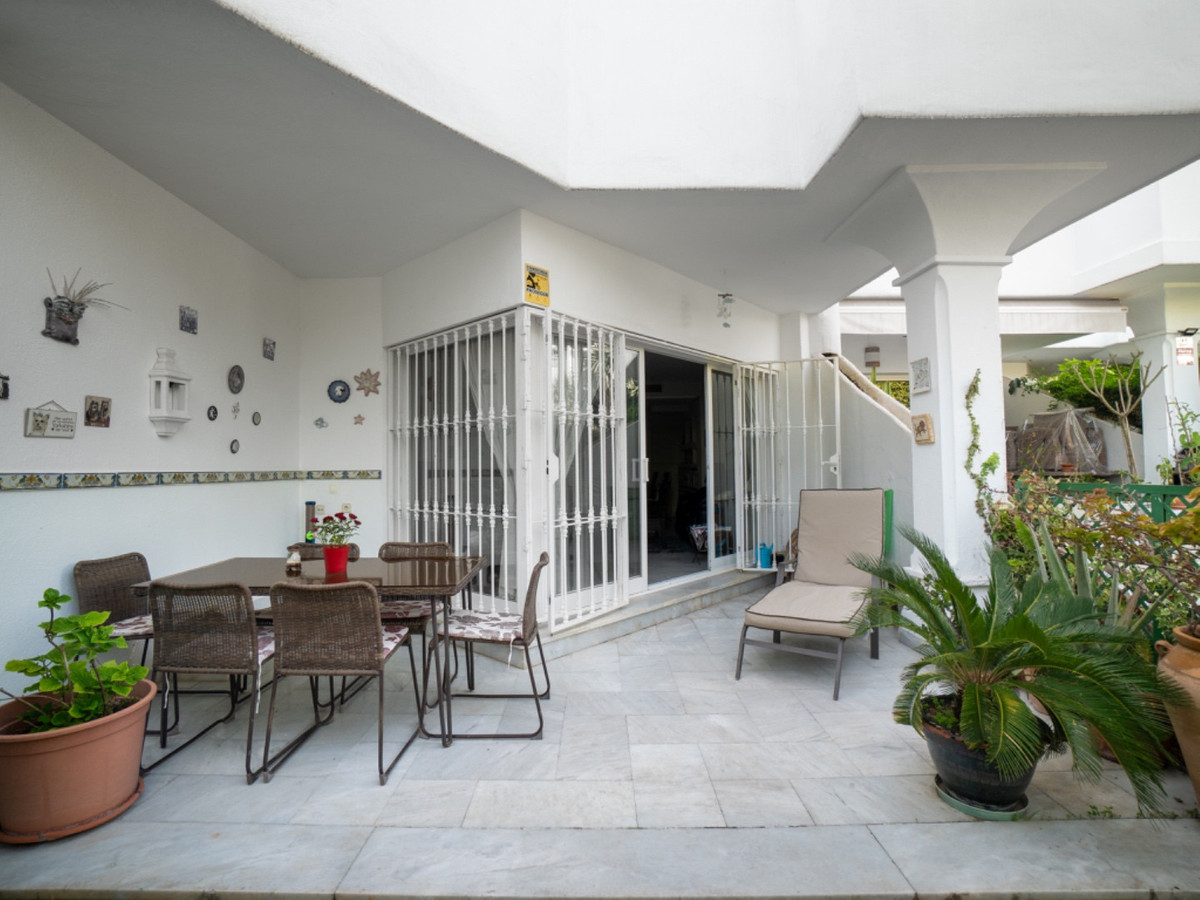 Encantadora casa adosada con jardín privado en Sierra Blanca – Elegancia, privacidad y confort con acceso directo a la piscina