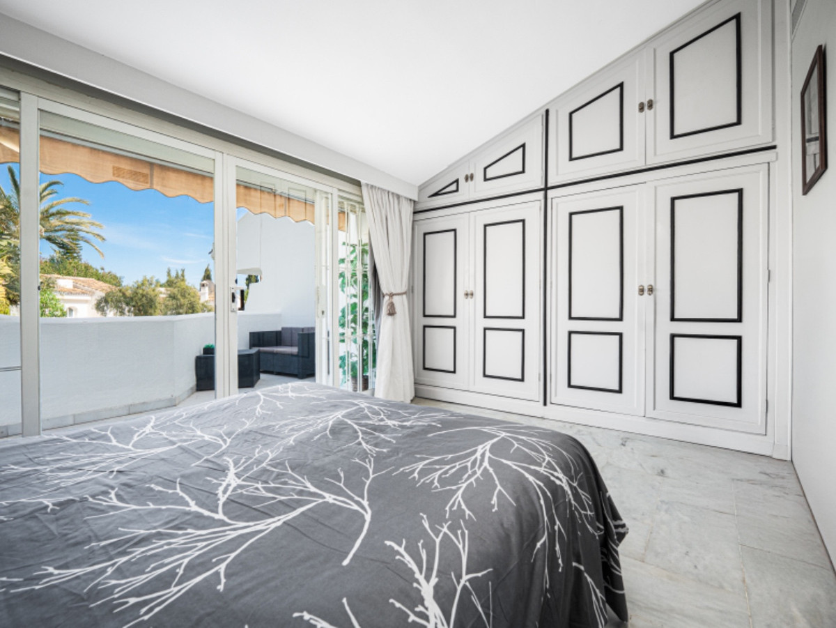 Encantadora casa adosada con jardín privado en Sierra Blanca – Elegancia, privacidad y confort con acceso directo a la piscina