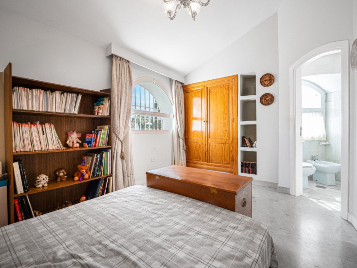 Encantadora casa adosada con jardín privado en Sierra Blanca – Elegancia, privacidad y confort con acceso directo a la piscina