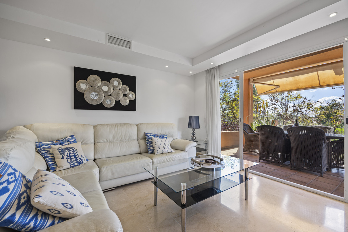 Apartamento de lujo de 4 dormitorios en la Milla de Oro – Amueblado, listo para entrar y a solo pasos del mar
