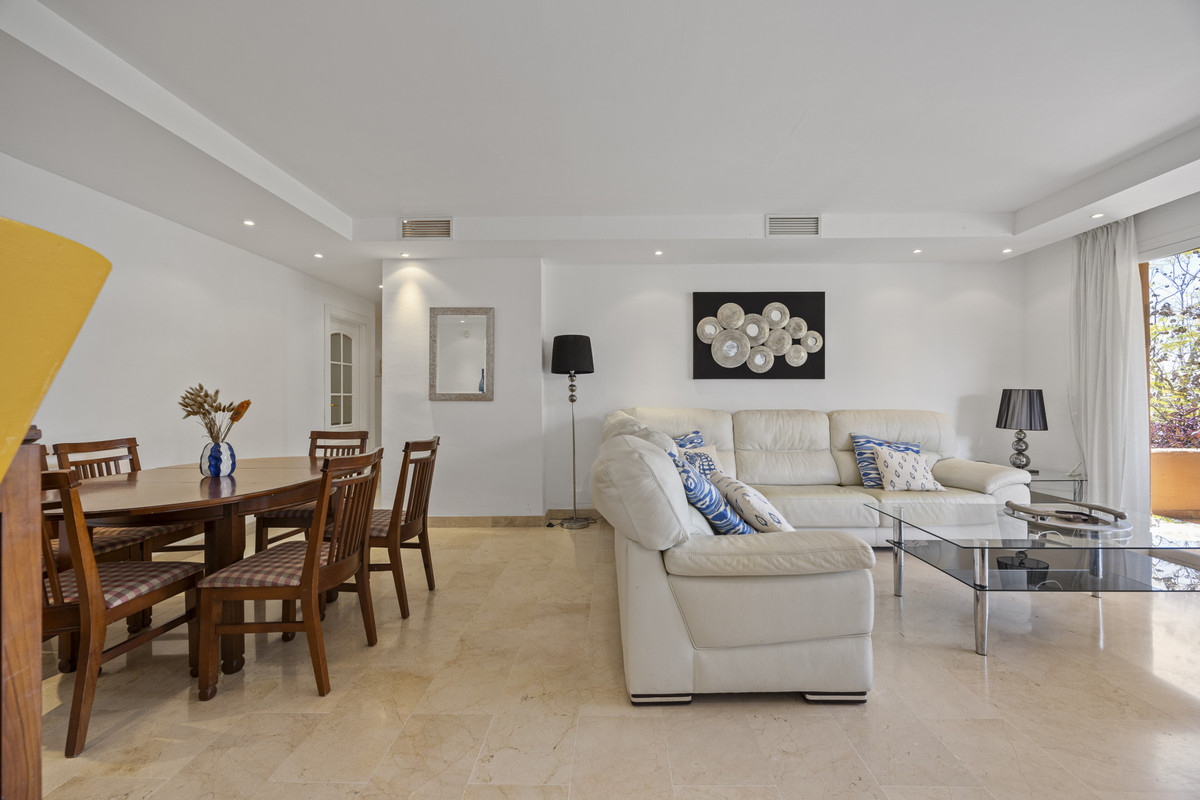 Apartamento de lujo de 4 dormitorios en la Milla de Oro – Amueblado, listo para entrar y a solo pasos del mar