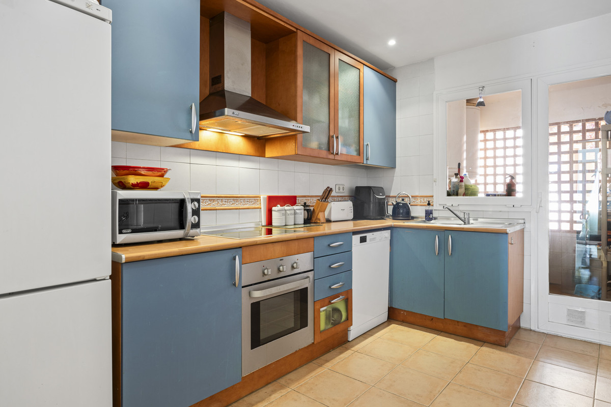 Apartamento de lujo de 4 dormitorios en la Milla de Oro – Amueblado, listo para entrar y a solo pasos del mar