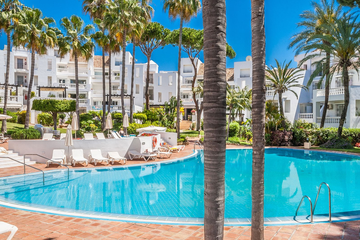 Apartamento reformado de lujo en planta baja en Elviria – A pasos del mar y con gran terraza de 77 m²