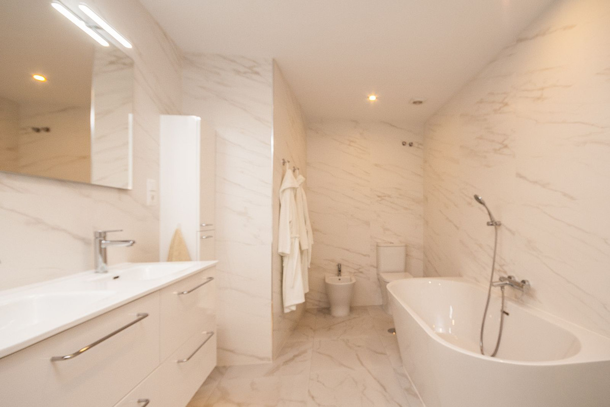 Apartamento reformado de lujo en planta baja en Elviria – A pasos del mar y con gran terraza de 77 m²