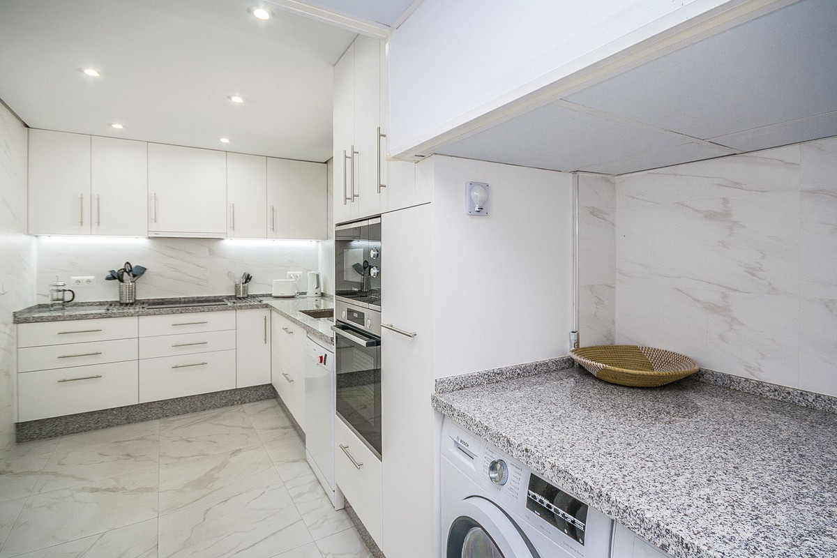 Apartamento reformado de lujo en planta baja en Elviria – A pasos del mar y con gran terraza de 77 m²