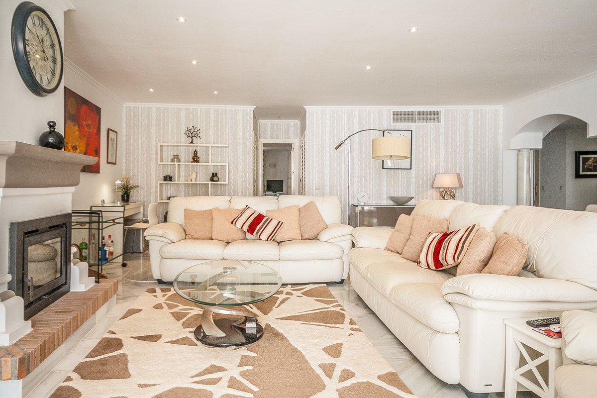 Apartamento reformado de lujo en planta baja en Elviria – A pasos del mar y con gran terraza de 77 m²