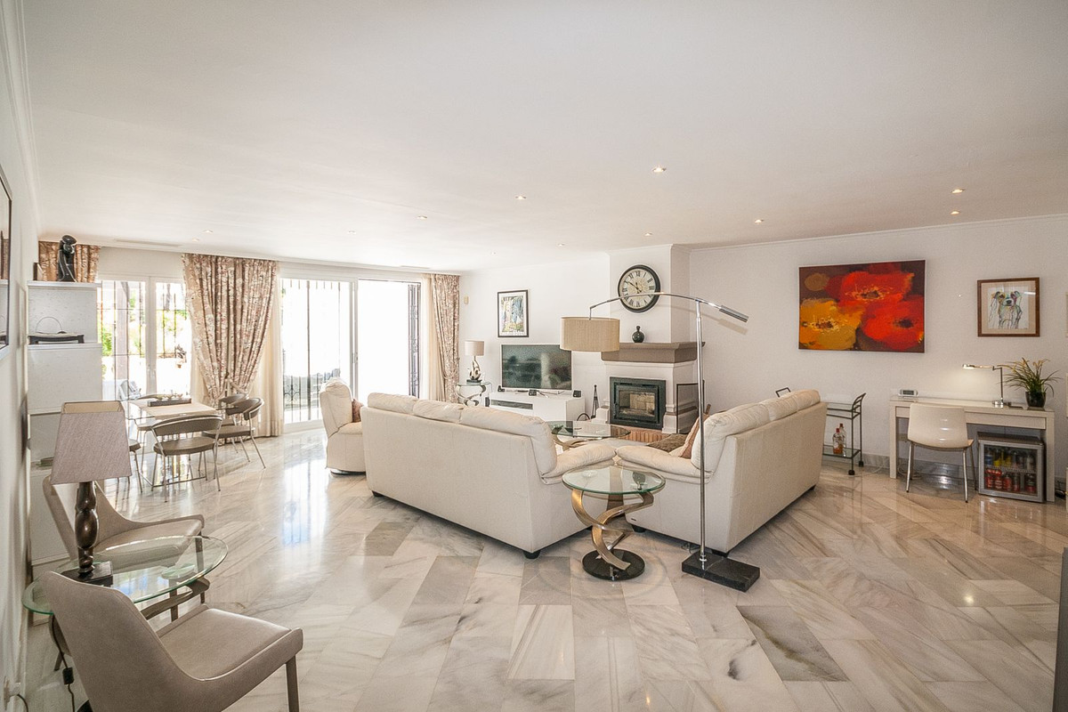 Apartamento reformado de lujo en planta baja en Elviria – A pasos del mar y con gran terraza de 77 m²