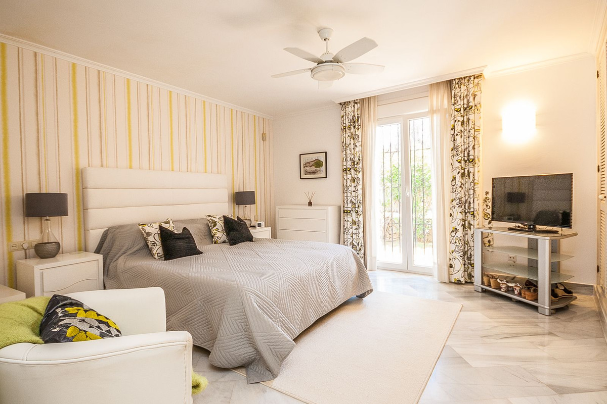 Apartamento reformado de lujo en planta baja en Elviria – A pasos del mar y con gran terraza de 77 m²
