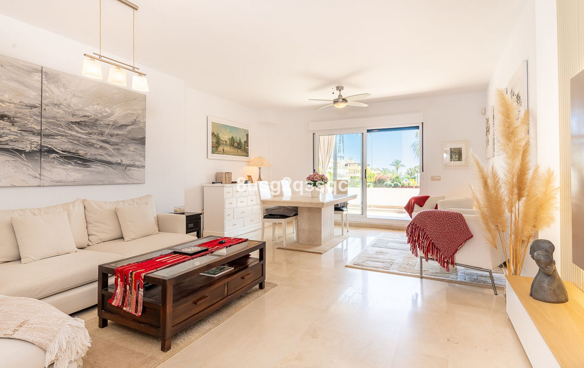 Exclusivo Piso Reformado con Vistas al Mar y Jardines Tropicales en Costalita