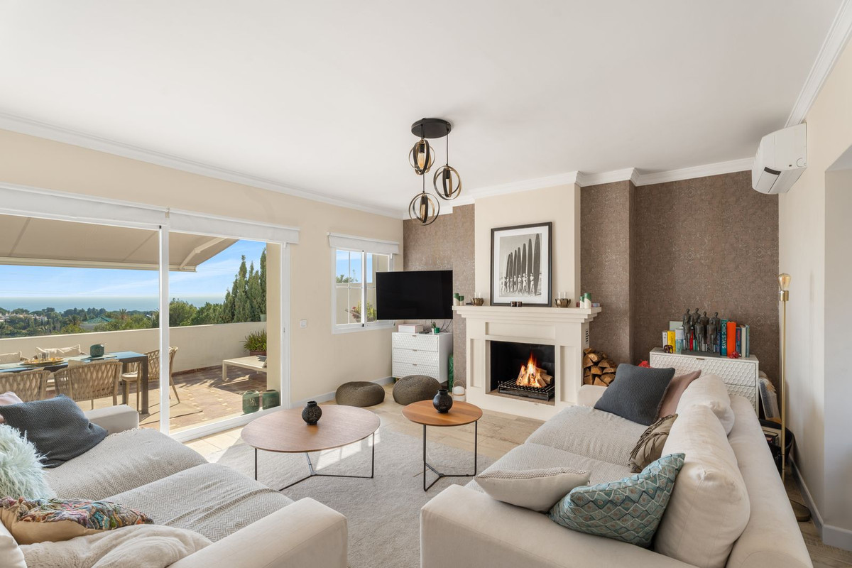 Encanto Andaluz y Vistas Panorámicas en la Milla de Oro – Adosada en Marbella Hill Club