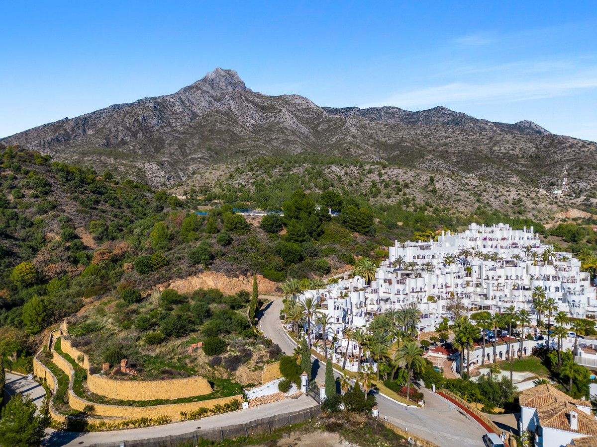Encanto Andaluz y Vistas Panorámicas en la Milla de Oro – Adosada en Marbella Hill Club