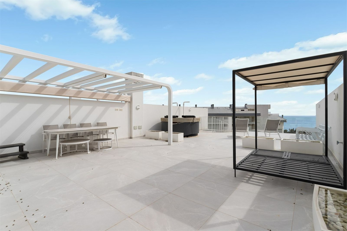 Ático de Lujo con Jacuzzi y Vistas Panorámicas al Mar en Reserva del Higuerón