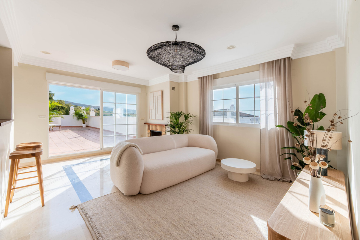 Ático Dúplex de Lujo con 3 Terrazas y Vistas al Mar en Río Real – Marbella Este