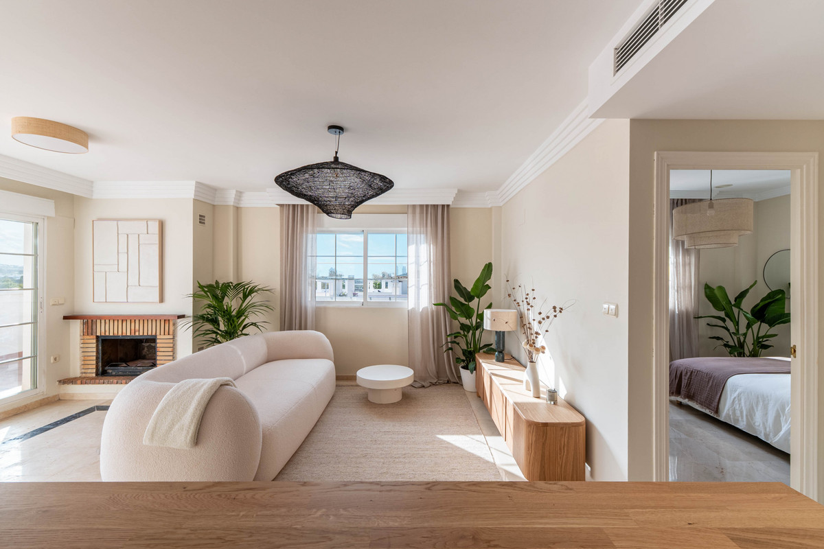 Ático Dúplex de Lujo con 3 Terrazas y Vistas al Mar en Río Real – Marbella Este