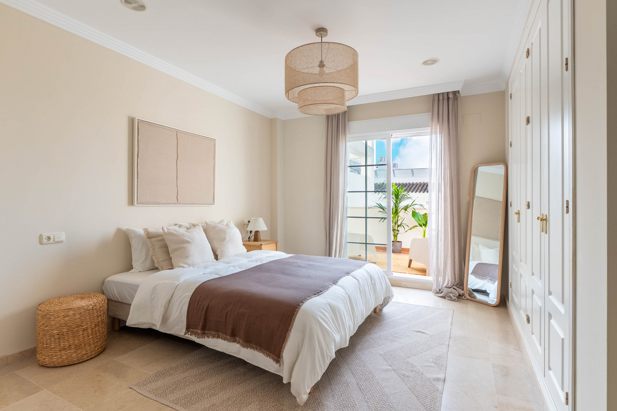 Ático Dúplex de Lujo con 3 Terrazas y Vistas al Mar en Río Real – Marbella Este
