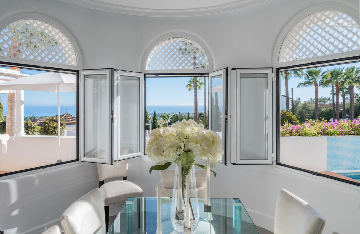 Appartement Panoramique à Jardines Colgantes – Vue Mer, Intimité et Quartier d’Exception