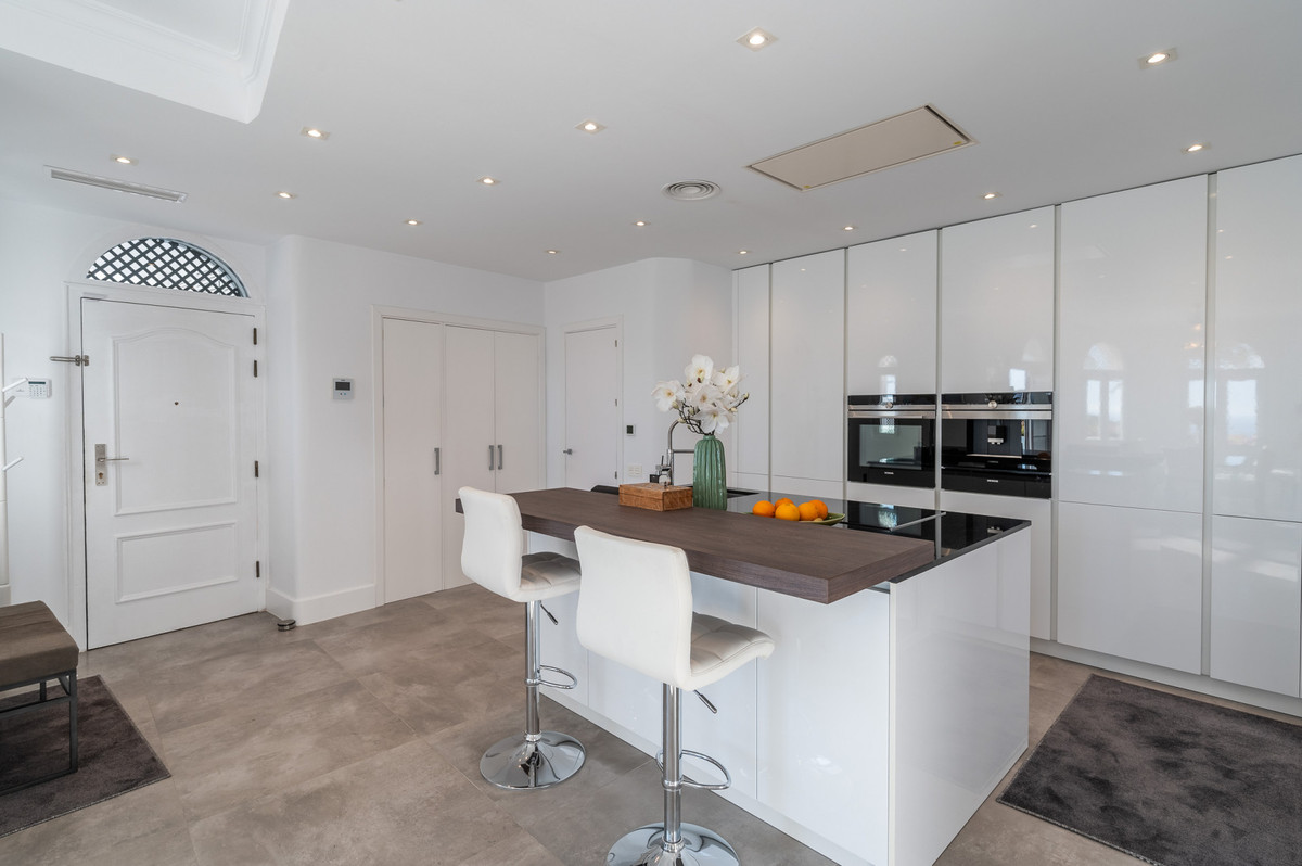 Appartement Panoramique à Jardines Colgantes – Vue Mer, Intimité et Quartier d’Exception