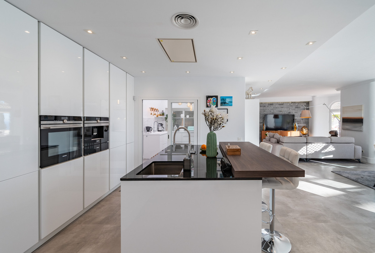 Appartement Panoramique à Jardines Colgantes – Vue Mer, Intimité et Quartier d’Exception