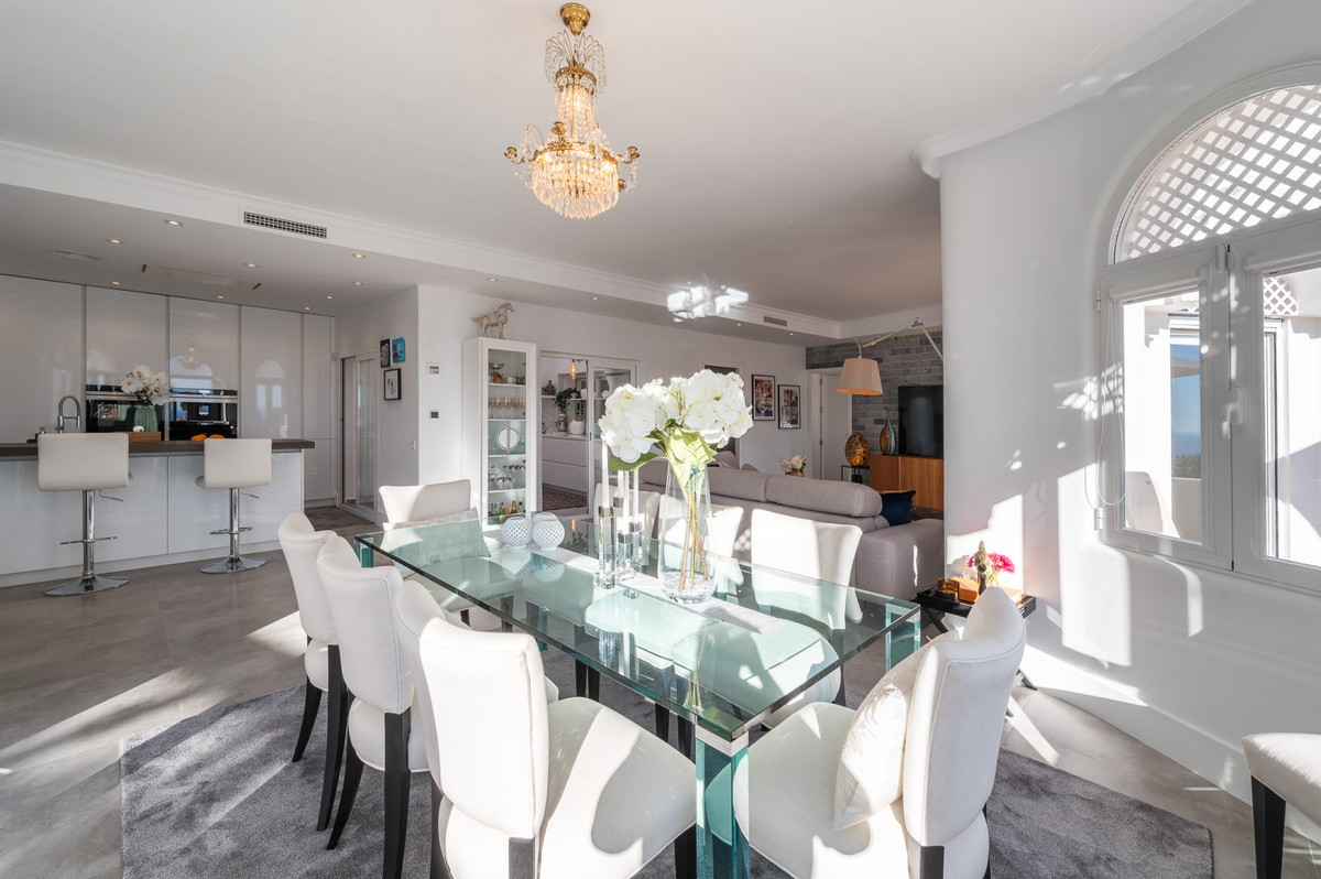 Appartement Panoramique à Jardines Colgantes – Vue Mer, Intimité et Quartier d’Exception