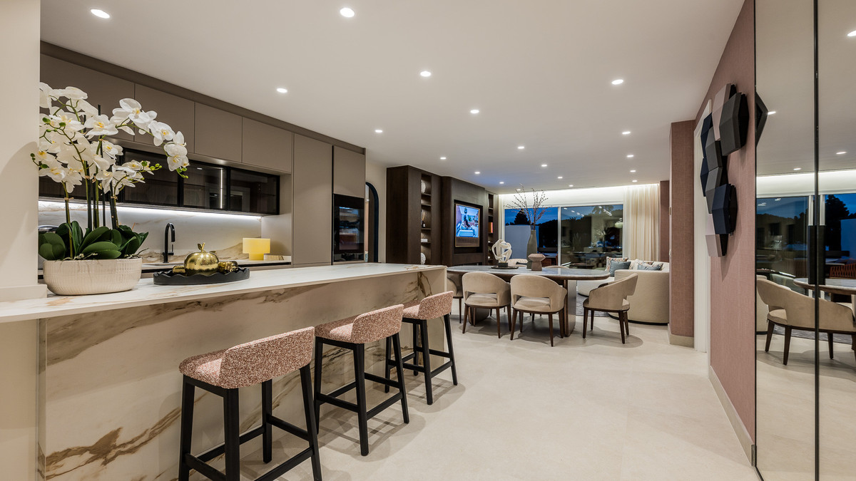 Fully Renovated Luxury Beachfront Apartment with Sea Views & Promenade Access – Palm Beach, Marbella East