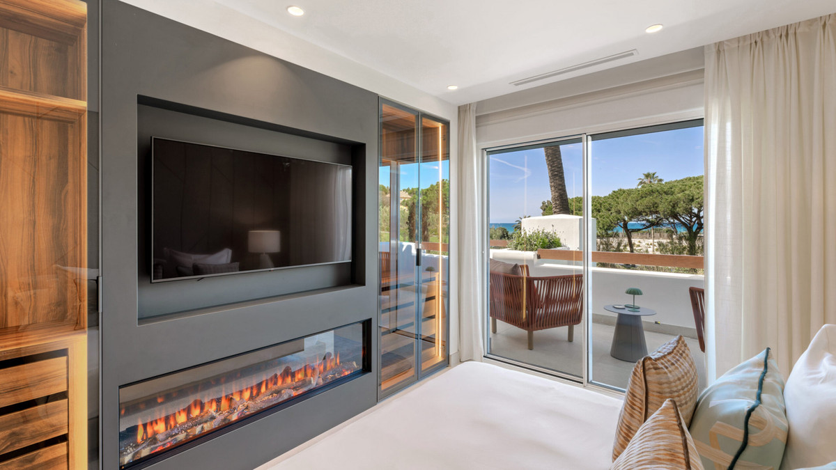Fully Renovated Luxury Beachfront Apartment with Sea Views & Promenade Access – Palm Beach, Marbella East