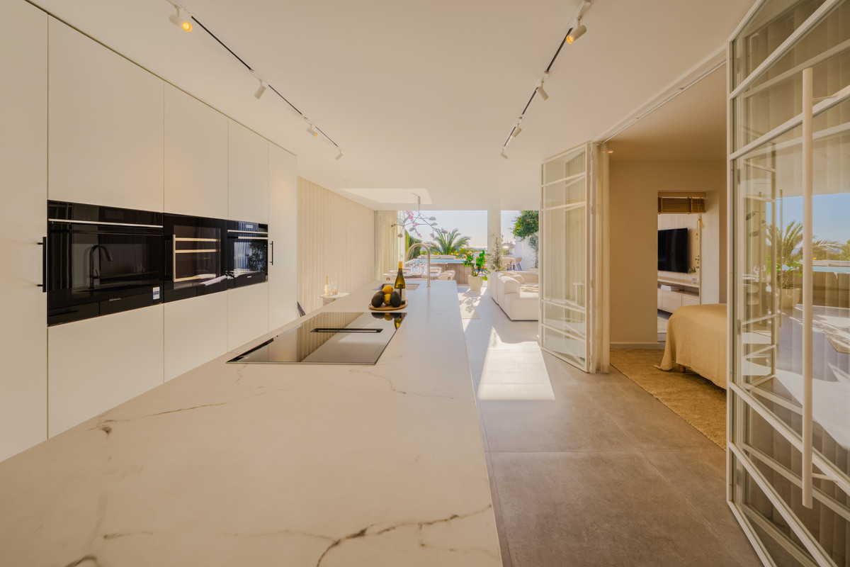 Apartamento de Lujo con Piscina Privada y Vistas al Mar en Nueva Andalucía – Totalmente Reformado