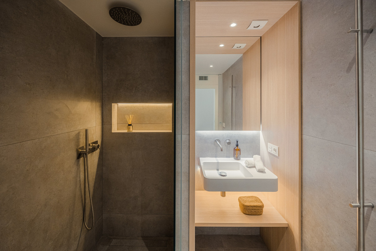 Apartamento de Lujo con Piscina Privada y Vistas al Mar en Nueva Andalucía – Totalmente Reformado