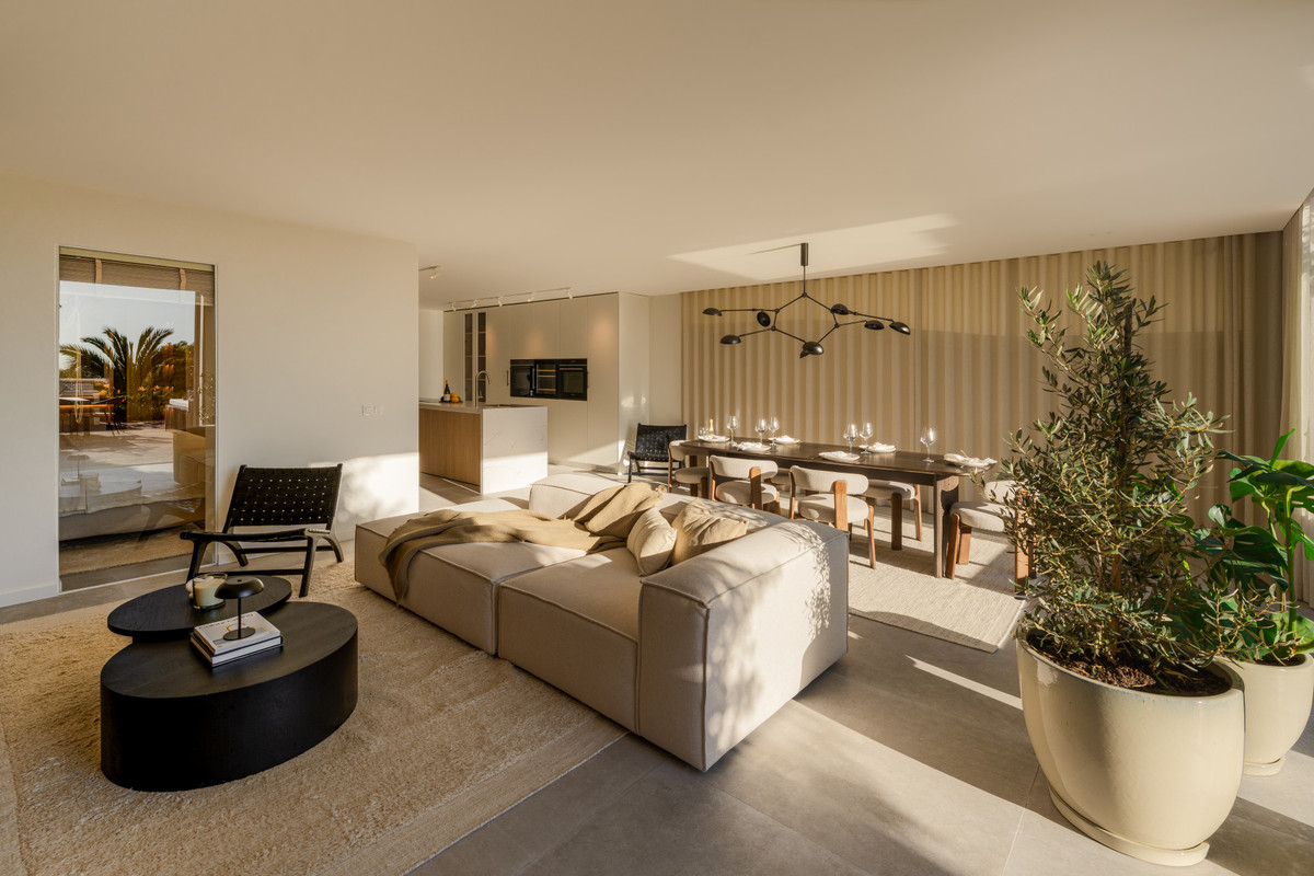 Apartamento de Lujo con Piscina Privada y Vistas al Mar en Nueva Andalucía – Totalmente Reformado
