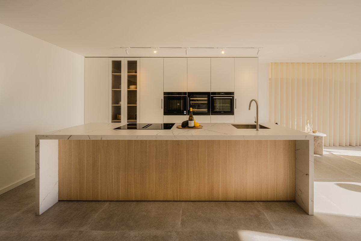 Apartamento de Lujo con Piscina Privada y Vistas al Mar en Nueva Andalucía – Totalmente Reformado