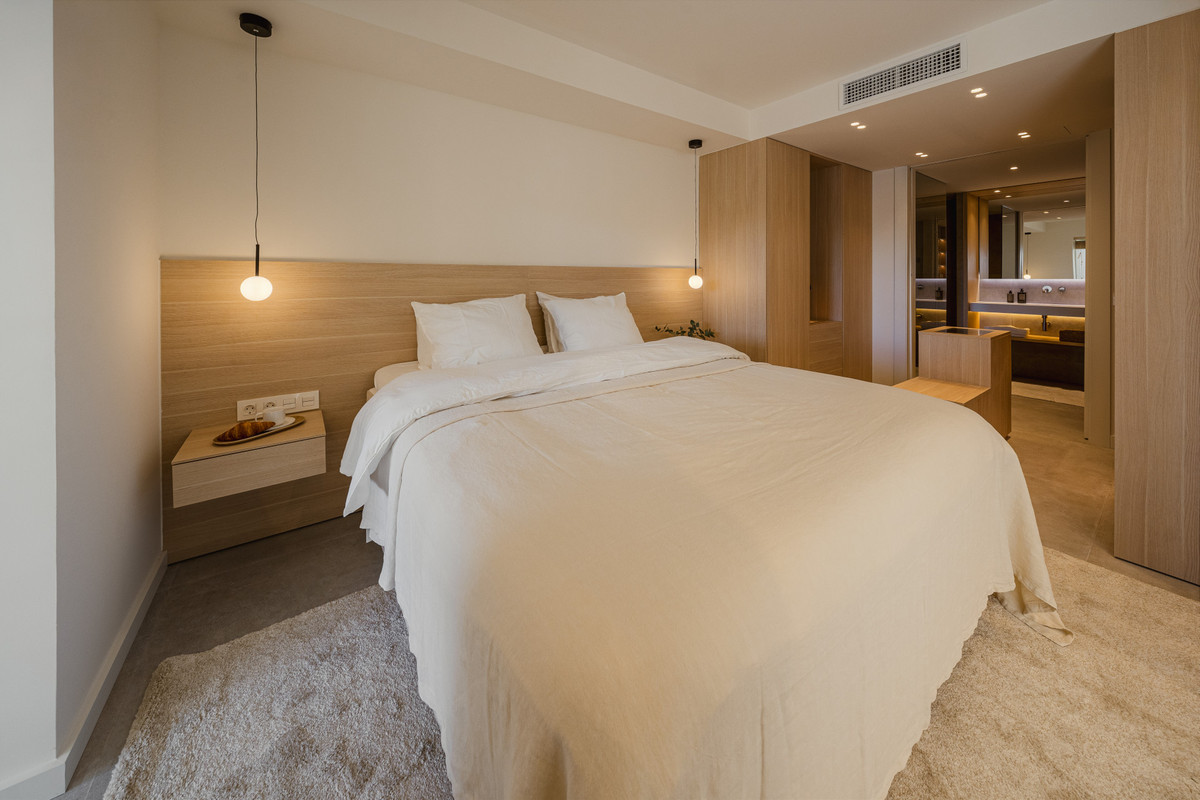 Apartamento de Lujo con Piscina Privada y Vistas al Mar en Nueva Andalucía – Totalmente Reformado