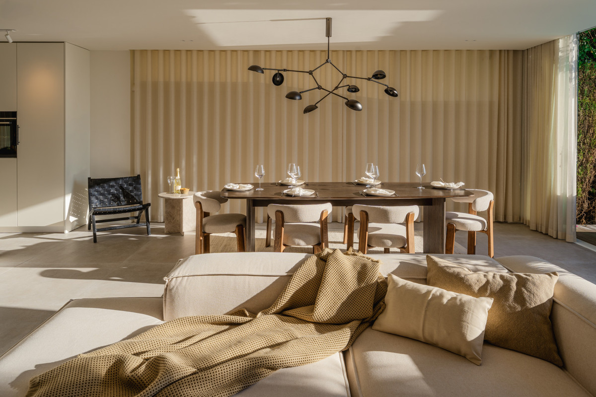 Apartamento de Lujo con Piscina Privada y Vistas al Mar en Nueva Andalucía – Totalmente Reformado
