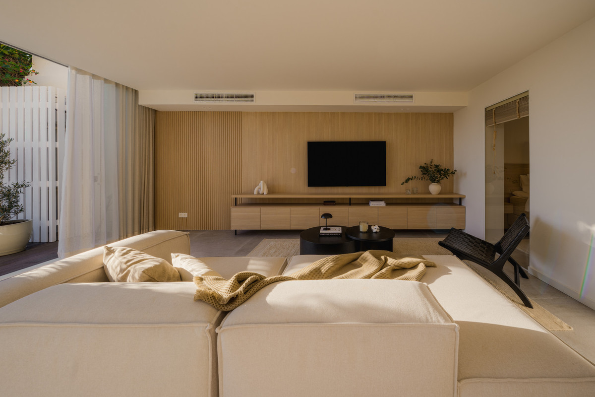 Apartamento de Lujo con Piscina Privada y Vistas al Mar en Nueva Andalucía – Totalmente Reformado