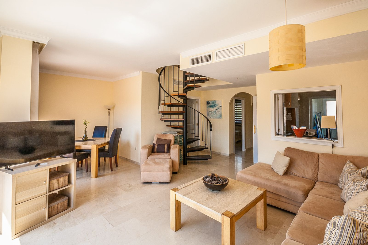 Ático Luminoso con Terraza al Sur en Elviria – Cerca del Mar y Golf