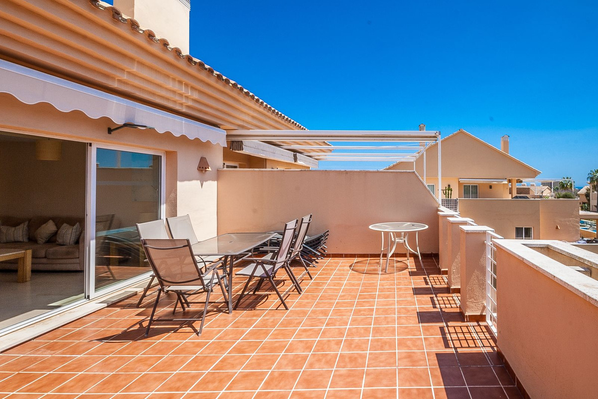 Ático Luminoso con Terraza al Sur en Elviria – Cerca del Mar y Golf