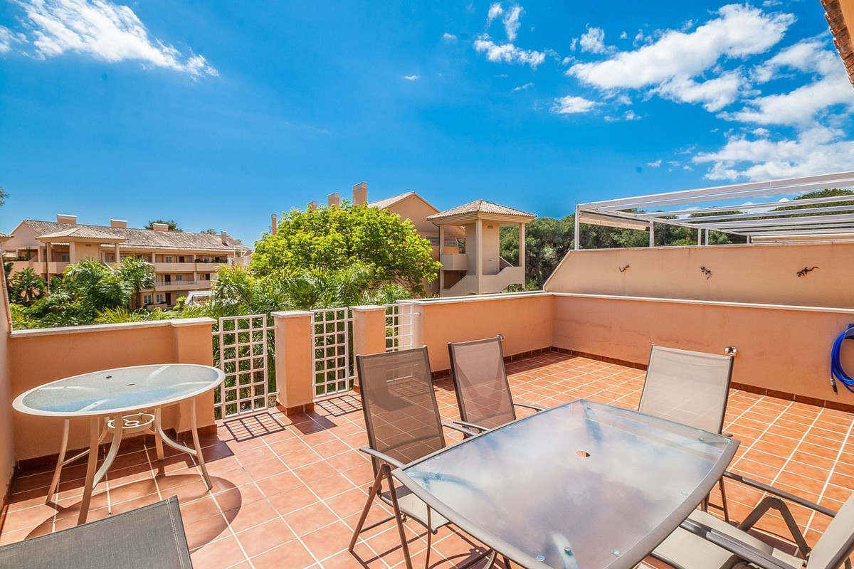 Ático Luminoso con Terraza al Sur en Elviria – Cerca del Mar y Golf