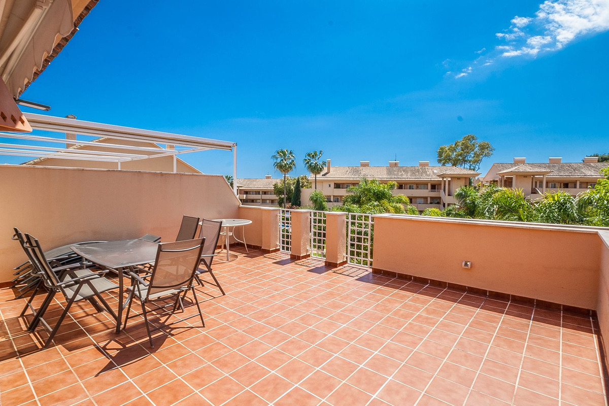 Ático Luminoso con Terraza al Sur en Elviria – Cerca del Mar y Golf