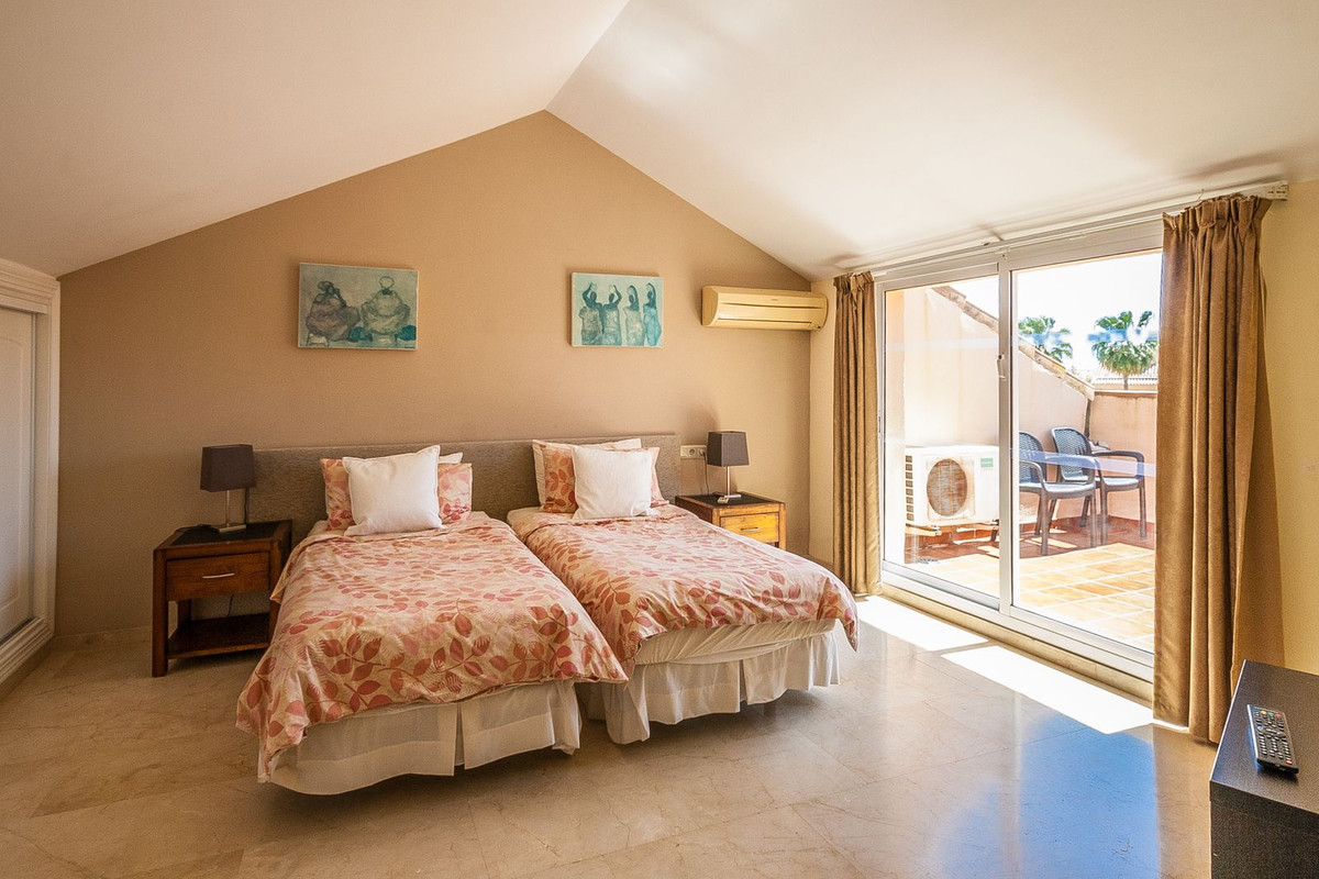 Ático Luminoso con Terraza al Sur en Elviria – Cerca del Mar y Golf